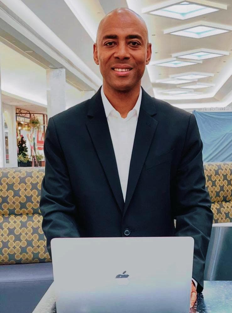 Portrait professionnel de Mamadou Nassirou Abdoul DIALLO, fondateur et Président-directeur général de Koloun Technologies